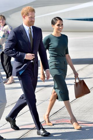 meghan-markle-just-perfected-royal-airport-style-in-ireland-2868149