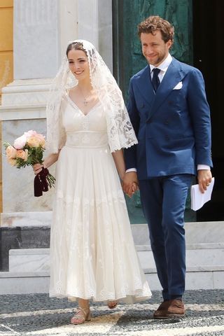 bee-shaffer-had-a-second-wedding-in-italyand-we-cant-get-over-her-shoes-2887516