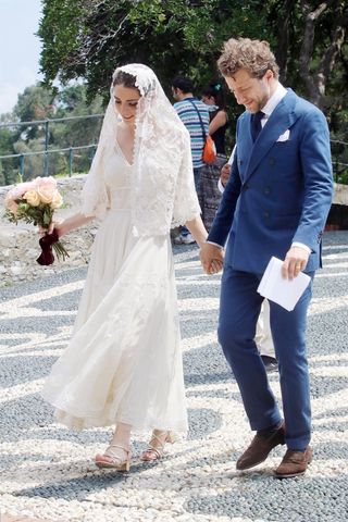 bee-shaffer-had-a-second-wedding-in-italyand-we-cant-get-over-her-shoes-2887518