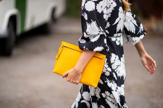 oversized-clutch-trend-265329-1534278157624-image