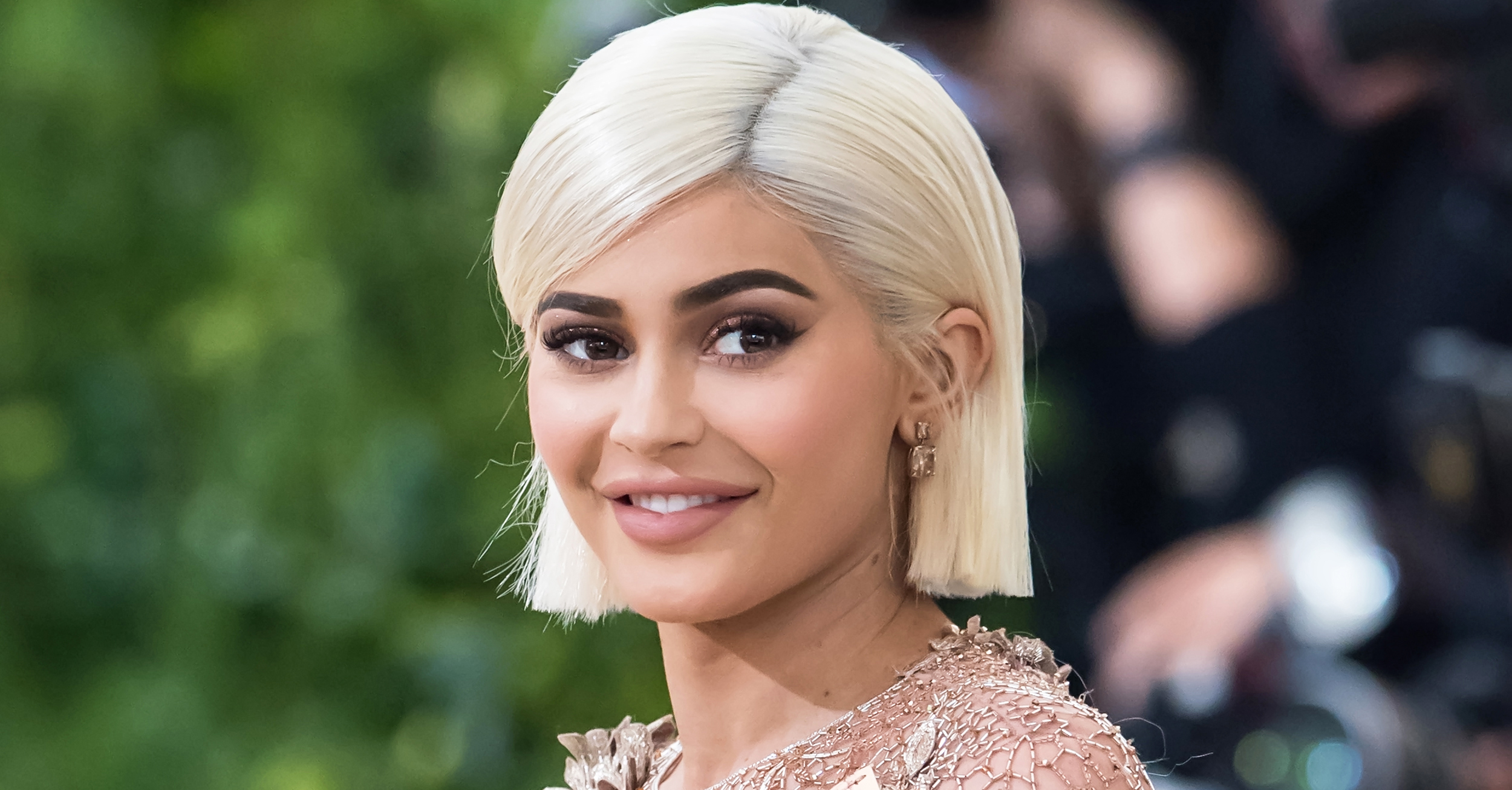 シモンズグランドセール kylie-jenner-has-a-purse- クッション・座布団