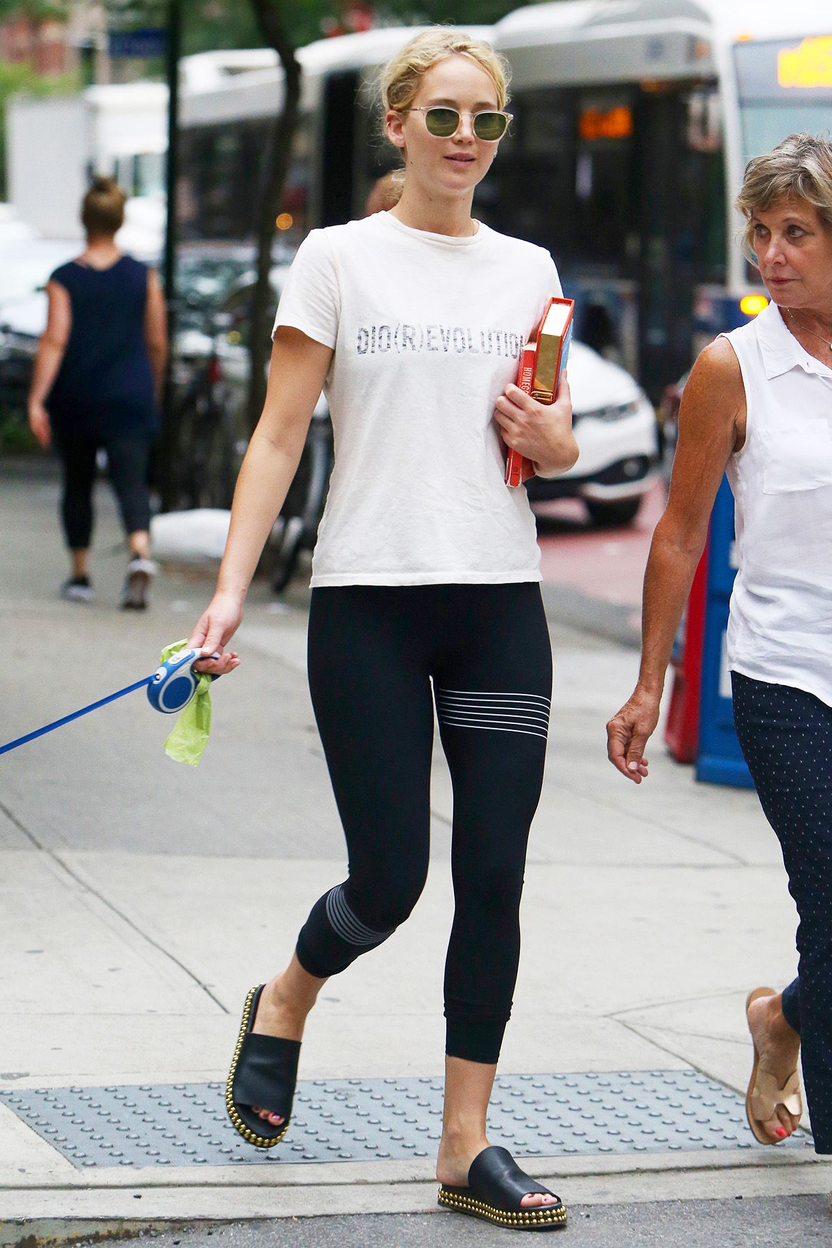 Jennifer Lawrence Wore the Most Flattering Leggings Who What Wear(02)