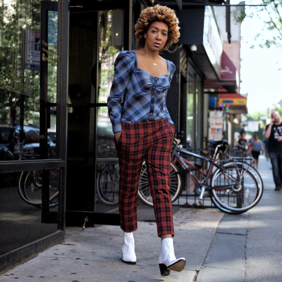 We're loving this plaid pant outfit for fall!  Plaid pants women, Casual  pullover outfit, Plaid outfits