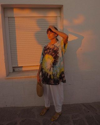 tie-dye-shirt-outfits-268793-1538174723432-image