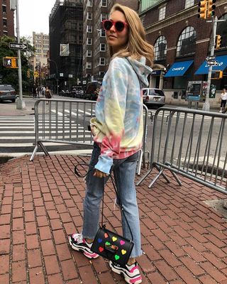 tie-dye-shirt-outfits-268793-1538175320497-image