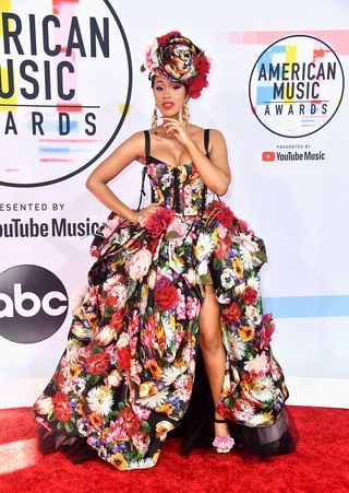 best-american-music-awards-red-carpet-looks-2018-269598-1539128587773-image