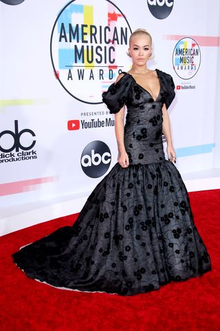 best-american-music-awards-red-carpet-looks-2018-269598-1539129576908-image