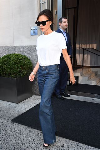 victoria-beckham-white-t-shirt-outfits-270063-1541464090942-main