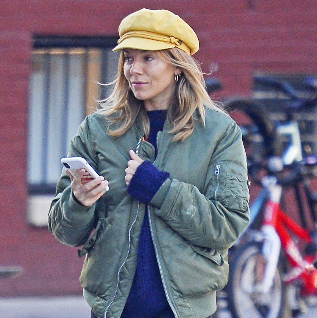Sienna Miller Found a New Fall Legging Outfit