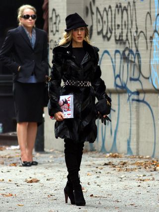 carrie-bradshaw-winter-outfits-270900-1540816381788-image