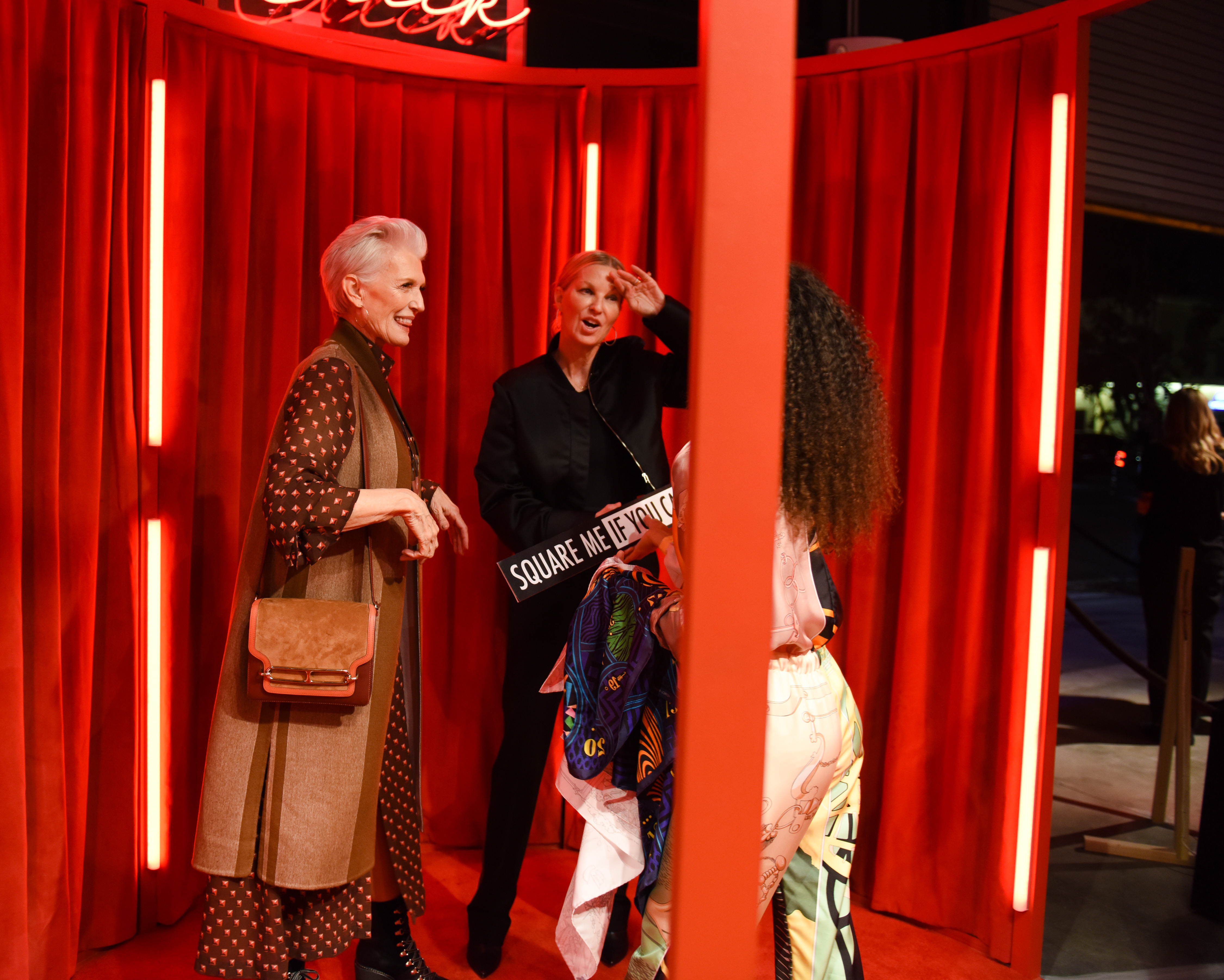 hermes-carre-los-angeles-272287-1541809684657-image