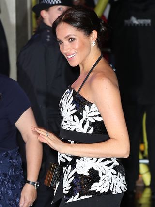 meghan-markle-pregnancy-outfits-273031-1542658034016-image