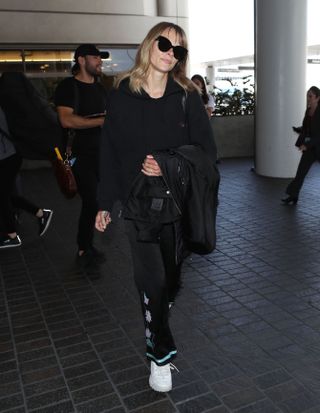 celebrity-winter-travel-outfits-273282-1542844621185-image