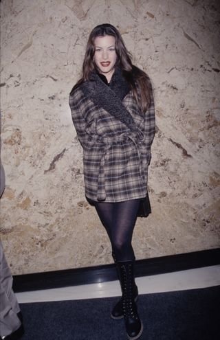 90s-inspired-winter-outfits-274399-1544057733355-image
