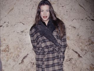 90s-inspired-winter-outfits-274399-1544058086902-main