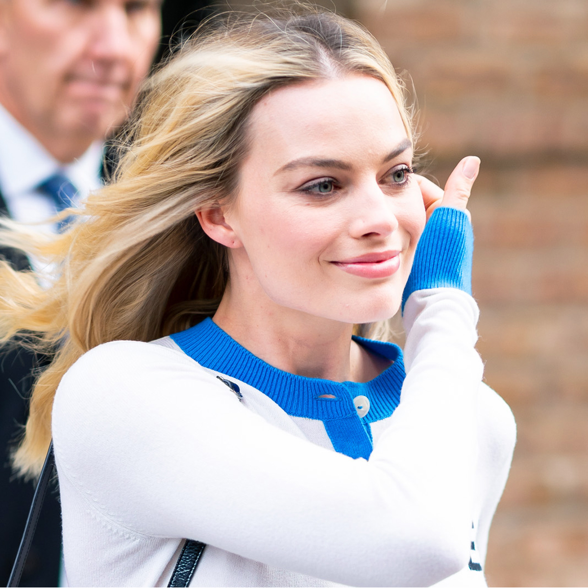 margot-robbie-baggy-jeans-trend-274431-1544052317159-square