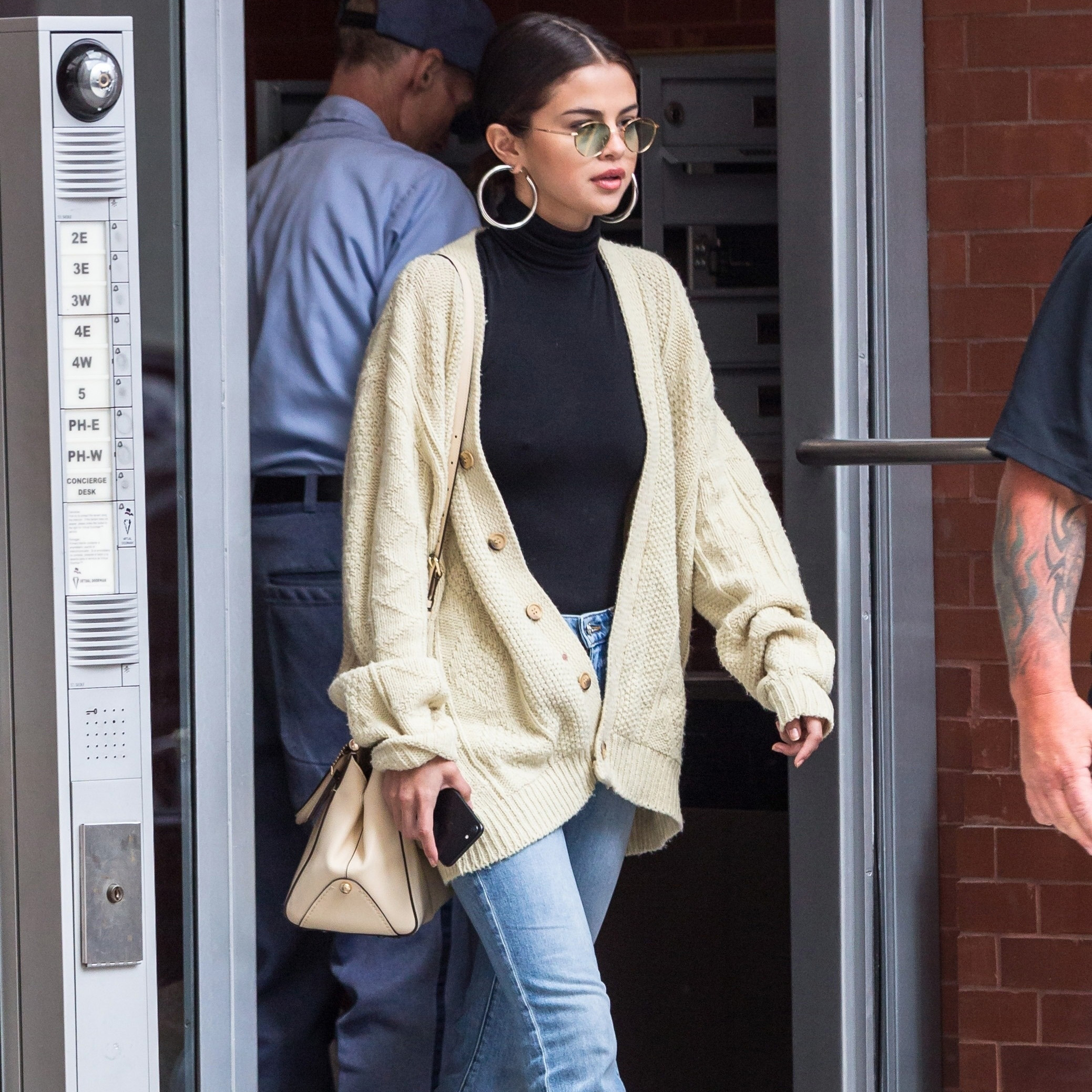 Selena Gomez Proves Why the Best Athleisure Doesn't Stop at the Neck   Selena gomez street style, Selena gomez outfits, Selena gomez style