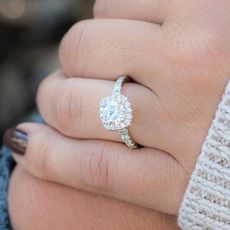 round-engagement-ring-trend-275614-1545604144466-square