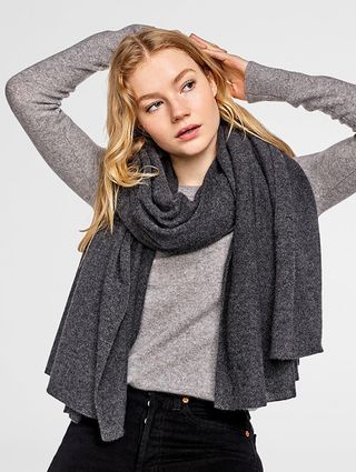 White + Warren + Cashmere Travel Wrap in Charcoal Heather