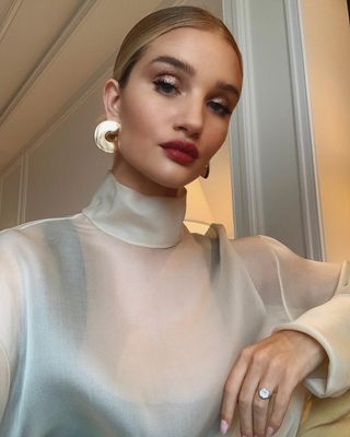 rosie-huntington-whiteley-makeup-tips-277313-1552046366631-main