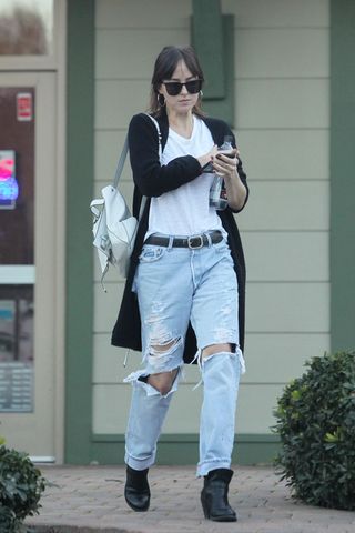 celebrity-baggy-jeans-trend-277347-1550010293410-image