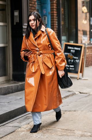 how-to-wear-a-trench-coat-when-it-is-cold-277387-1550068540307-image