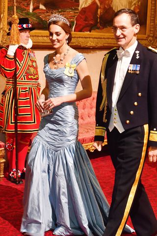 kate-middleton-evening-gowns-277433-1550143162776-image