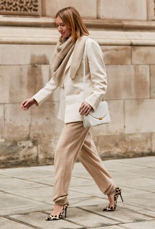 beige-outfits-street-style-277526-1550410704338-image