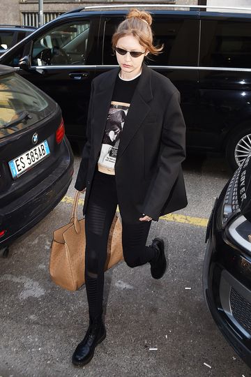 The Cool New Way Gigi Hadid Wore Leggings to the Airport | Who What Wear