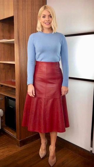 holly-willoughby-skirt-and-jumper-outfits-277838-1551107165584-main