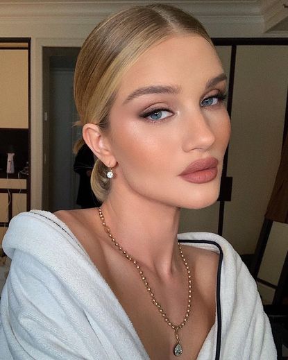 How to Re-Create Rosie Huntington-Whiteley's Summer Makeup | Who What Wear