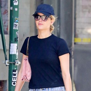 Jennifer Lawrence keeps casual in black baseball cap and leggings