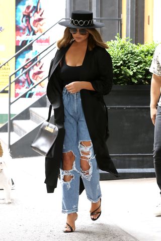celebrity-summer-jean-outfits-280702-1560983591375-main