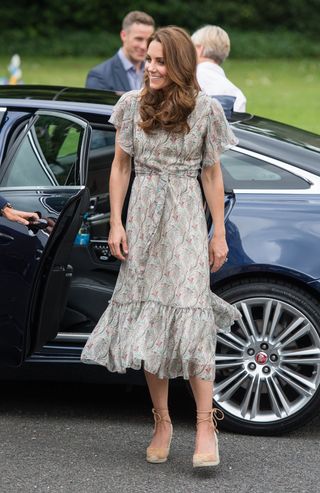 meghan-markle-kate-middleton-jcrew-outfits-280969-1561685758636-main