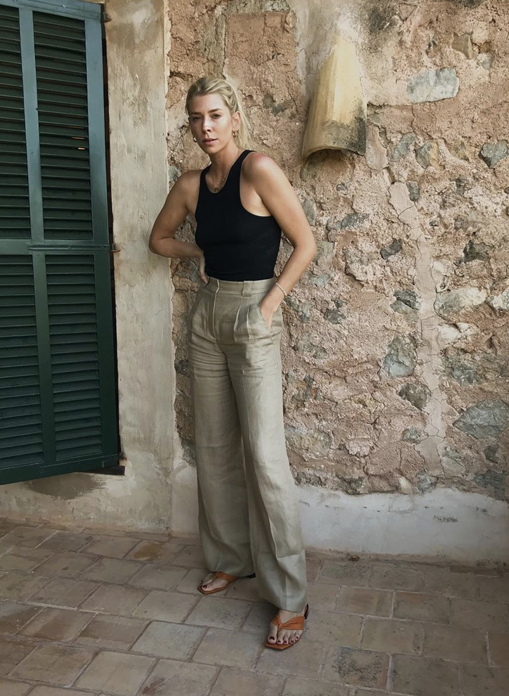 how-to-wear-a-tank-top-281039-1562085636991-image