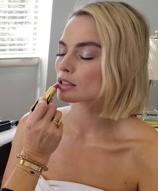 best-margot-robbie-beauty-looks-281293-1563445783523-main