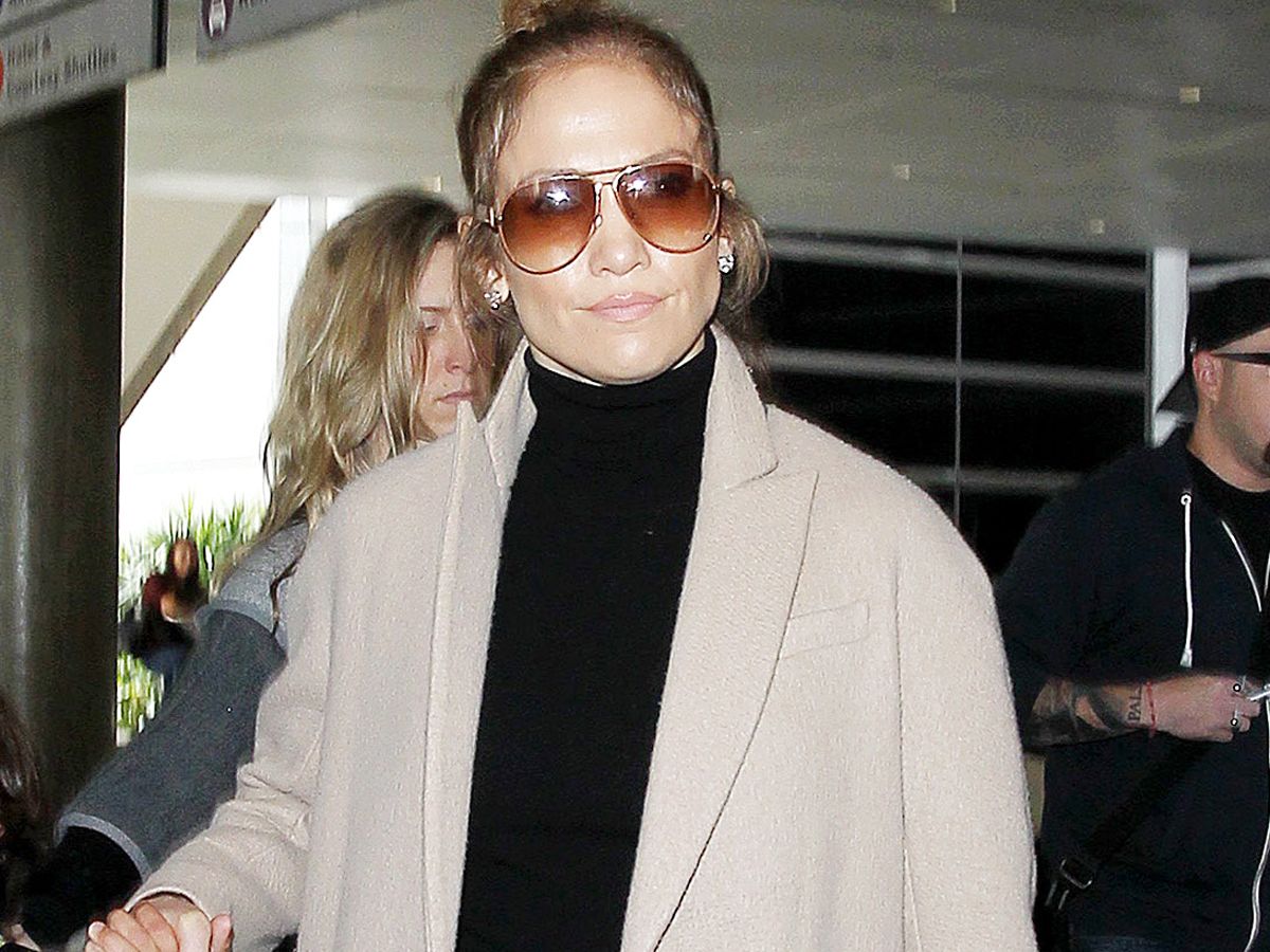 J.Lo Always Wears These 5 Basics to the Airport | Who What Wear