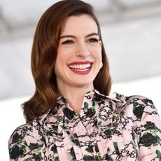 anne-hathaway-pregnant-baby-bump-reveal-281489-1563995499279-square
