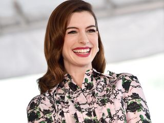 anne-hathaway-pregnant-baby-bump-reveal-281489-1563996304648-main