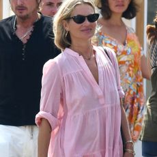 kate-moss-holiday-outfits-281725-1565258374220-square