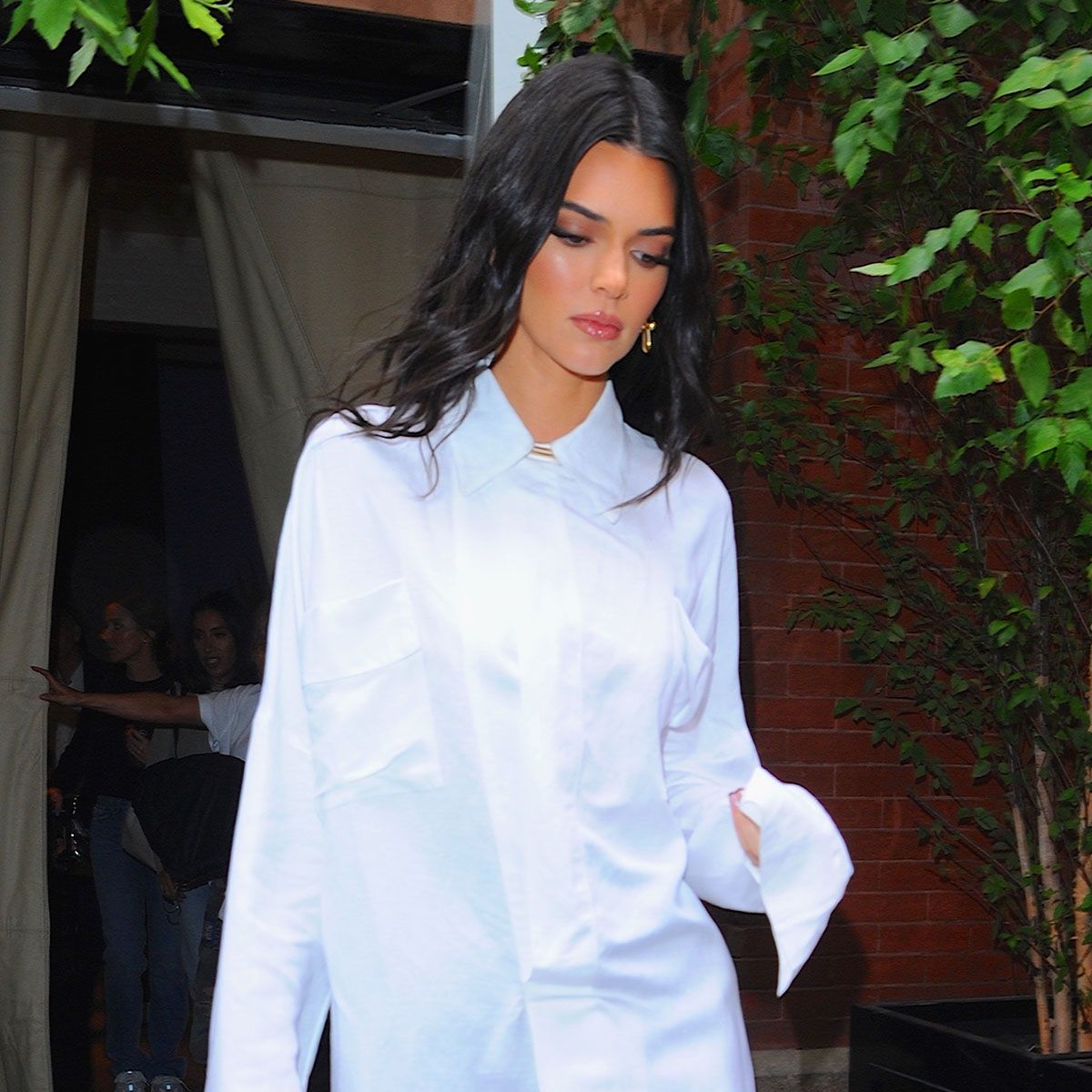kendall jenner white shirt dress Kendall Jenner Aces Easy Elegance in This Minimalist White Set
