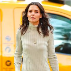 how-to-wear-low-rise-jeans-katie-holmes-283438-1572363089275-square