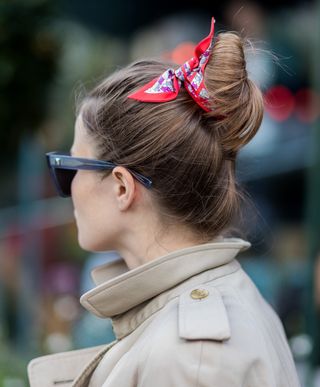 how-to-wear-scarves-and-accessories-283726-1574057418349-image