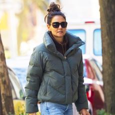 katie-holmes-travel-outfit-284183-1575498750567-square