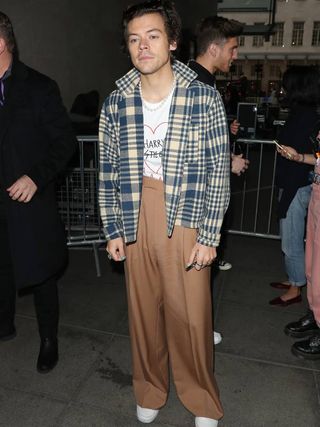 harry-styles-outfits-284578-1576754877447-image