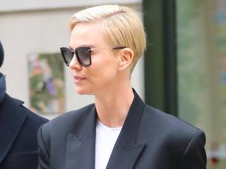 charlize-theron-jeans-284811-1578694581889-main