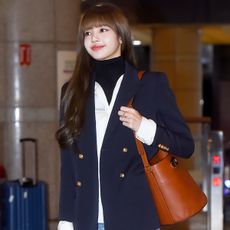 blackpink-lisa-airport-outfit-284815-1578705566746-square