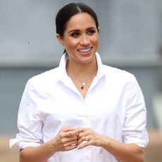 meghan-markle-skinny-jeans-outfit-284902-1579180444104-square