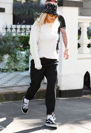 blake-lively-sneakers-284918-1579216813238-image