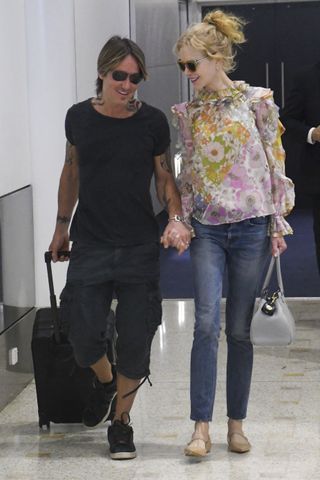 celebrity-airport-outfits-with-jeans-284999-1579842706741-main